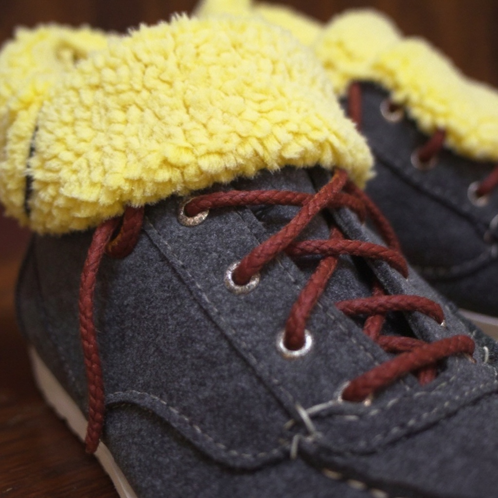 Detalle de materiales y costuras de la bota SUPERGA gris.